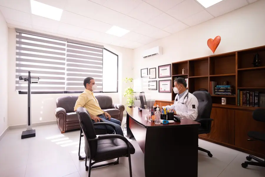 Médico atende paciente em um consultório