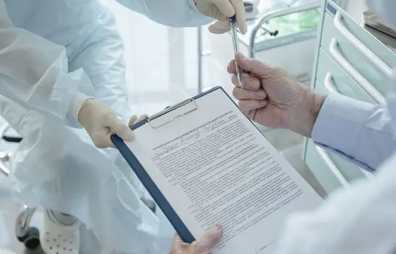 Profissionais conferem um documento de atendimento